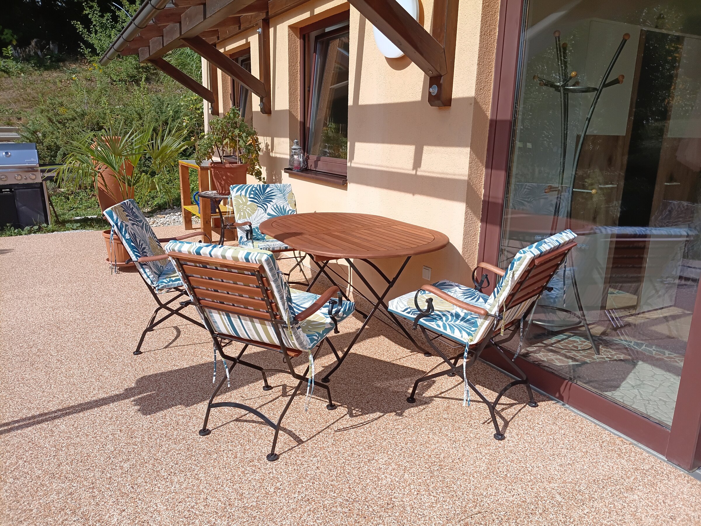 Sonnige Terrasse mit Gartenmöbel: 3-Zimmer Wohnung zur Kurzzeitmiete & Wohnen auf Zeit für 1 bis 6 Monate in Graz