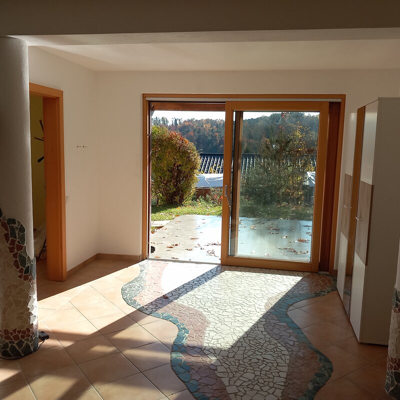 Aufenthaltsraum mit Eingang 