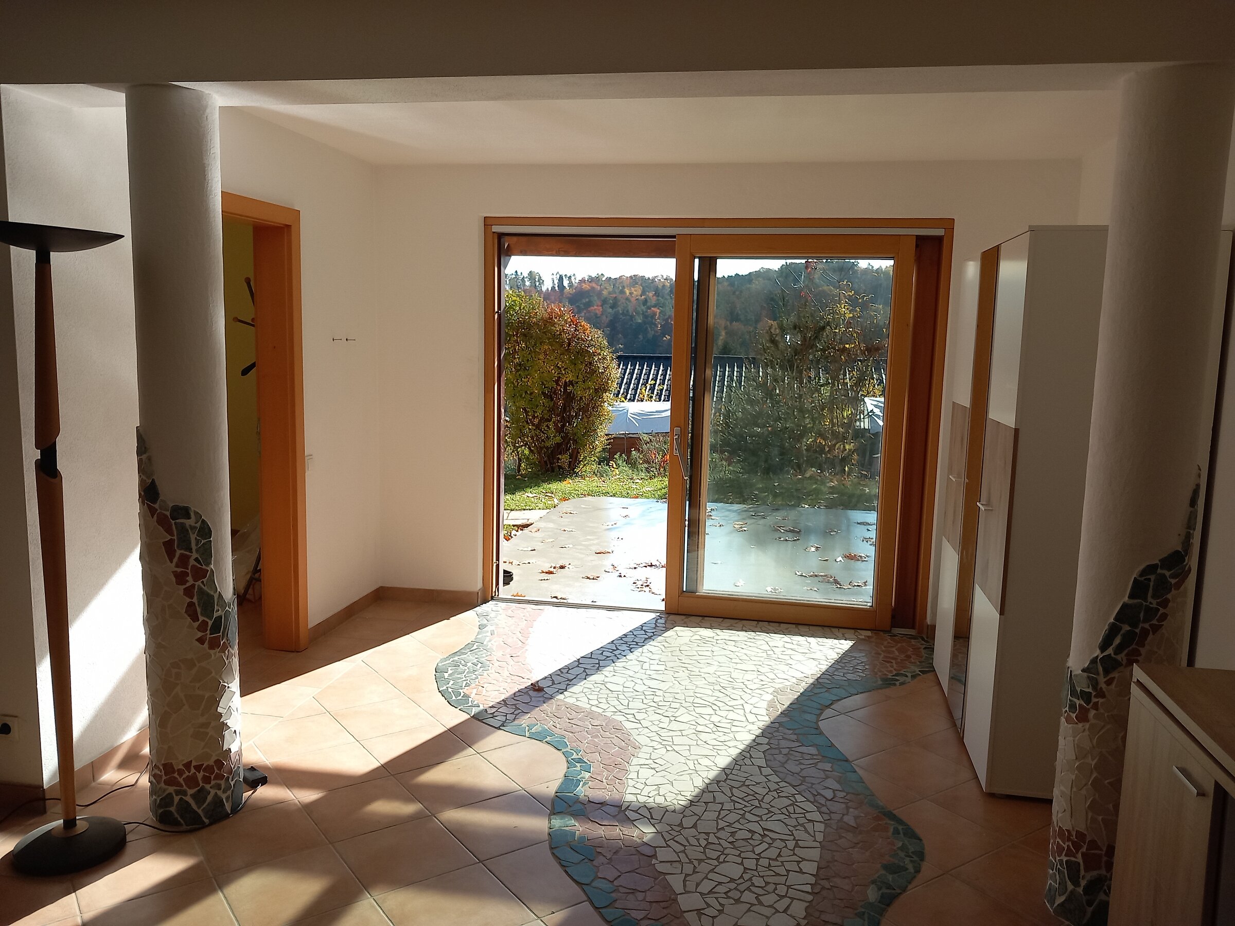 Aufenthaltsraum mit Eingang 