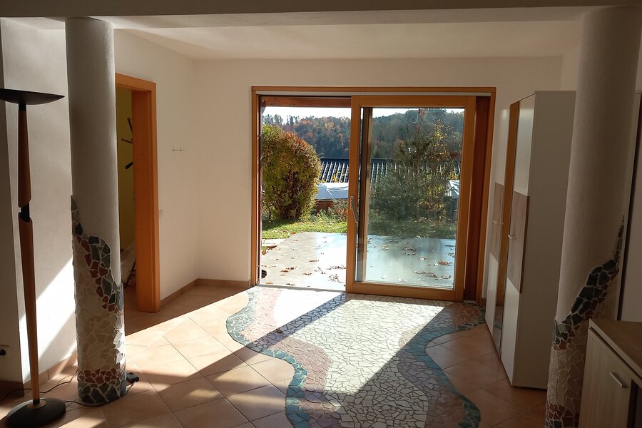 Aufenthaltsraum mit Eingang 