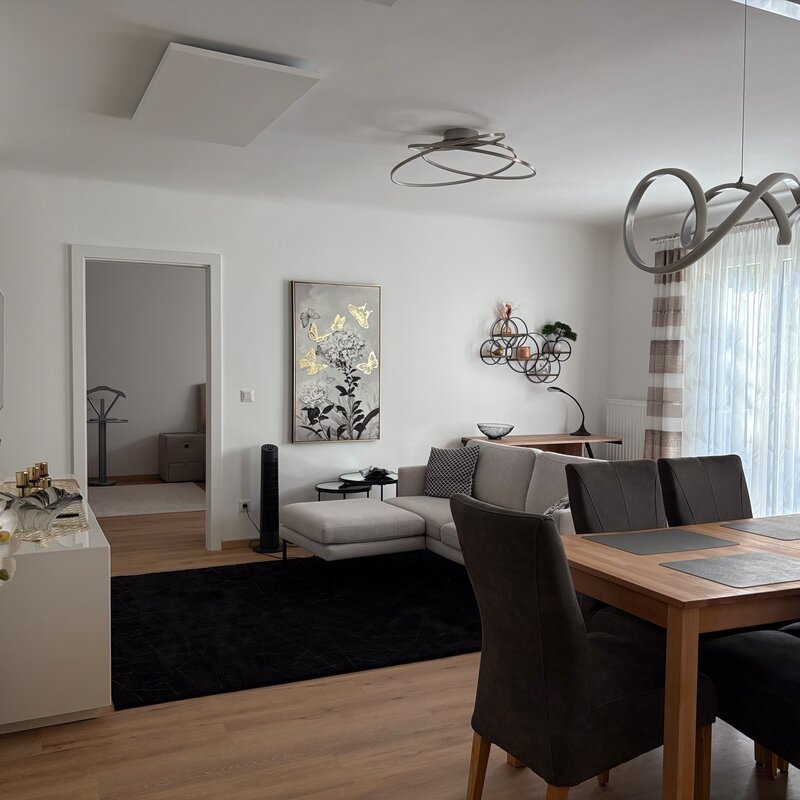 Wohn-Essbereich mit Balkontür