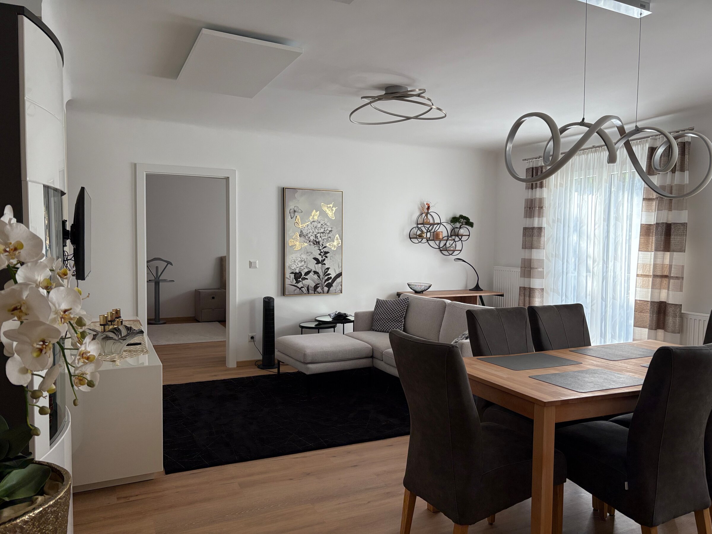 Wohn-Essbereich mit Balkontür