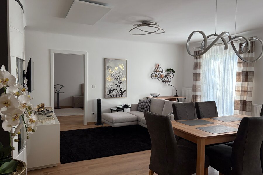 Wohn-Essbereich mit Balkontür