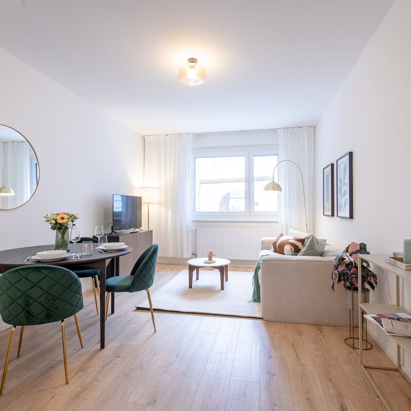 Bright living area with modern dining space – 2-room apartment for short-term rental in St. Pölten, 1–6 months