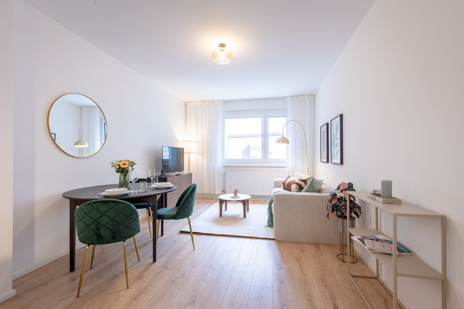 Bright living area with modern dining space – 2-room apartment for short-term rental in St. Pölten, 1–6 months