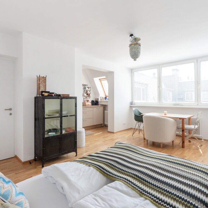 Helles 1-Zimmer Apartment im Dachgeschoss – Kurzzeitmiete & Wohnen auf Zeit in Wien, für 1 bis 6 Monate