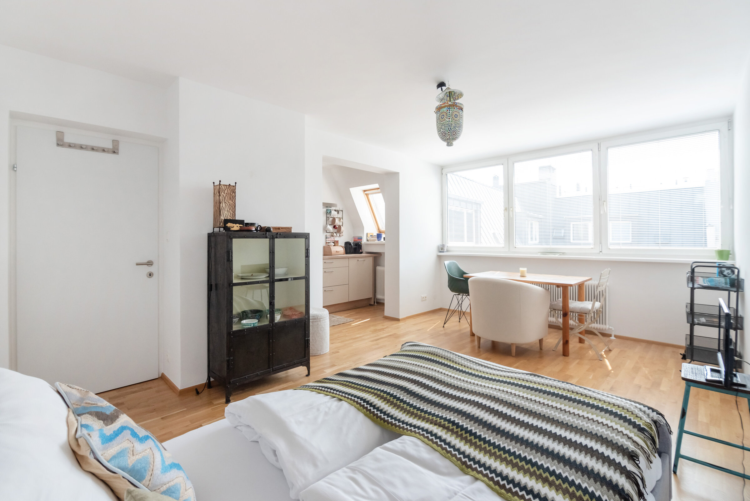 Helles 1-Zimmer Apartment im Dachgeschoss – Kurzzeitmiete & Wohnen auf Zeit in Wien, für 1 bis 6 Monate