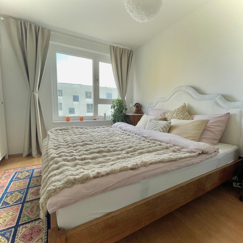 Bright bedroom with elegant bed – 2-room apartment, short-term rental & temporary housing for 1 to 6 months in Vienna