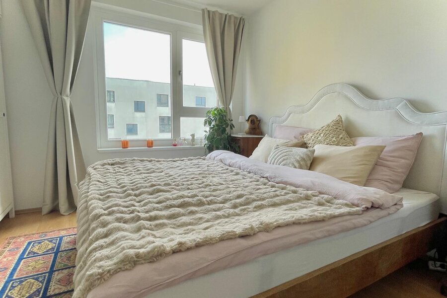 Bright bedroom with elegant bed – 2-room apartment, short-term rental & temporary housing for 1 to 6 months in Vienna