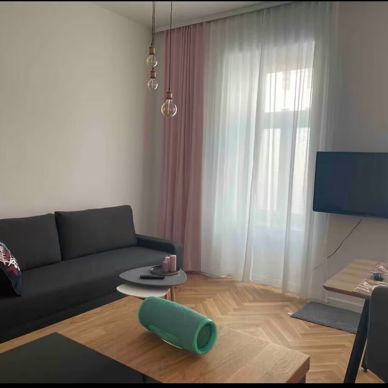 Helles Wohnzimmer mit Parkett & modernem TV – 2-Zimmer Wohnung, Kurzzeitmiete Wien, Wohnen auf Zeit 1 bis 6 Monate
