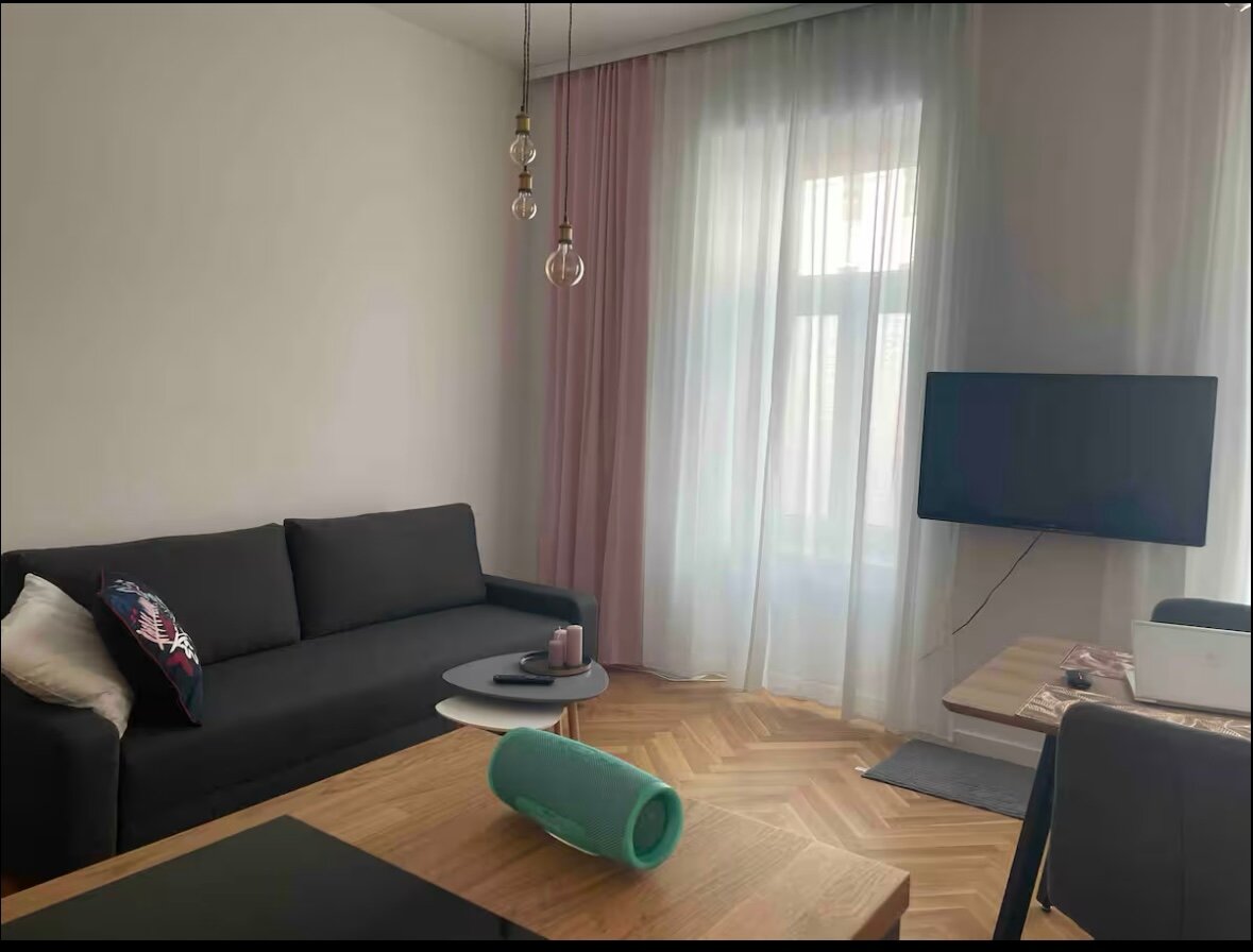 Helles Wohnzimmer mit Parkett & modernem TV – 2-Zimmer Wohnung, Kurzzeitmiete Wien, Wohnen auf Zeit 1 bis 6 Monate