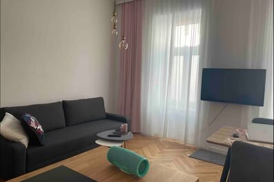 Helles Wohnzimmer mit Parkett & modernem TV – 2-Zimmer Wohnung, Kurzzeitmiete Wien, Wohnen auf Zeit 1 bis 6 Monate