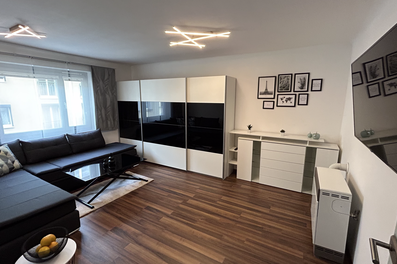 Helles Wohnzimmer mit Schlafcouch & Einbauschrank – Zimmer Apartment Kurzzeitmiete Wien, Wohnen auf Zeit für 1 bis 6 Monate