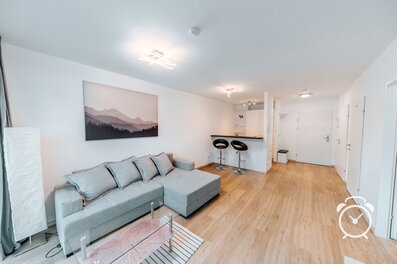 Wohnzimmer - KURZZEiTmiete - 2 Zimmer Wohnung Elsbethen - Salzburg | © OCNSMEDIA OG