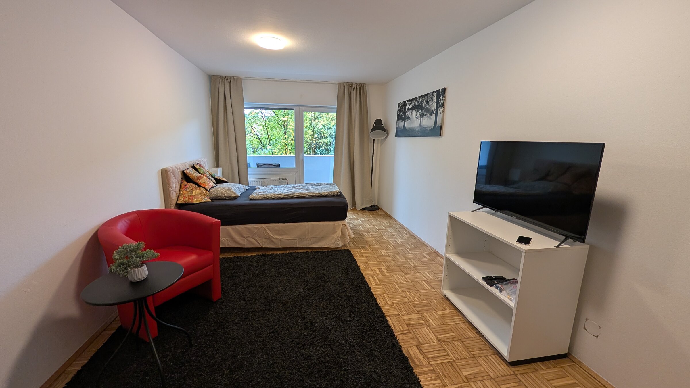 Furnished 1-room apartment with TV, armchair & parquet – short-term rental Salzburg, temporary housing for 1 to 6 months.