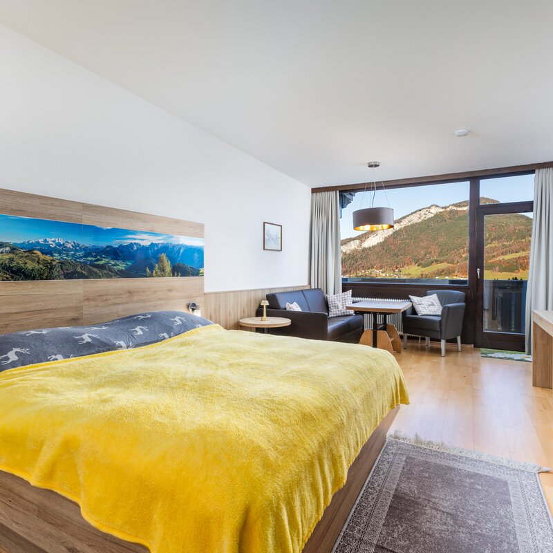 Vom Schlafzimmer des Apartments hat man einen wunderschönen Blick in die Berge