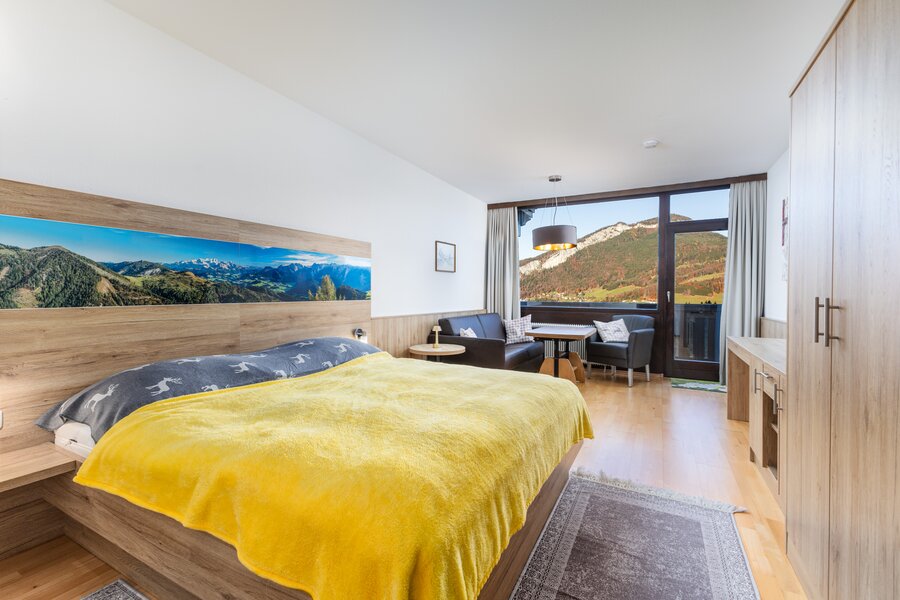 Vom Schlafzimmer des Apartments hat man einen wunderschönen Blick in die Berge