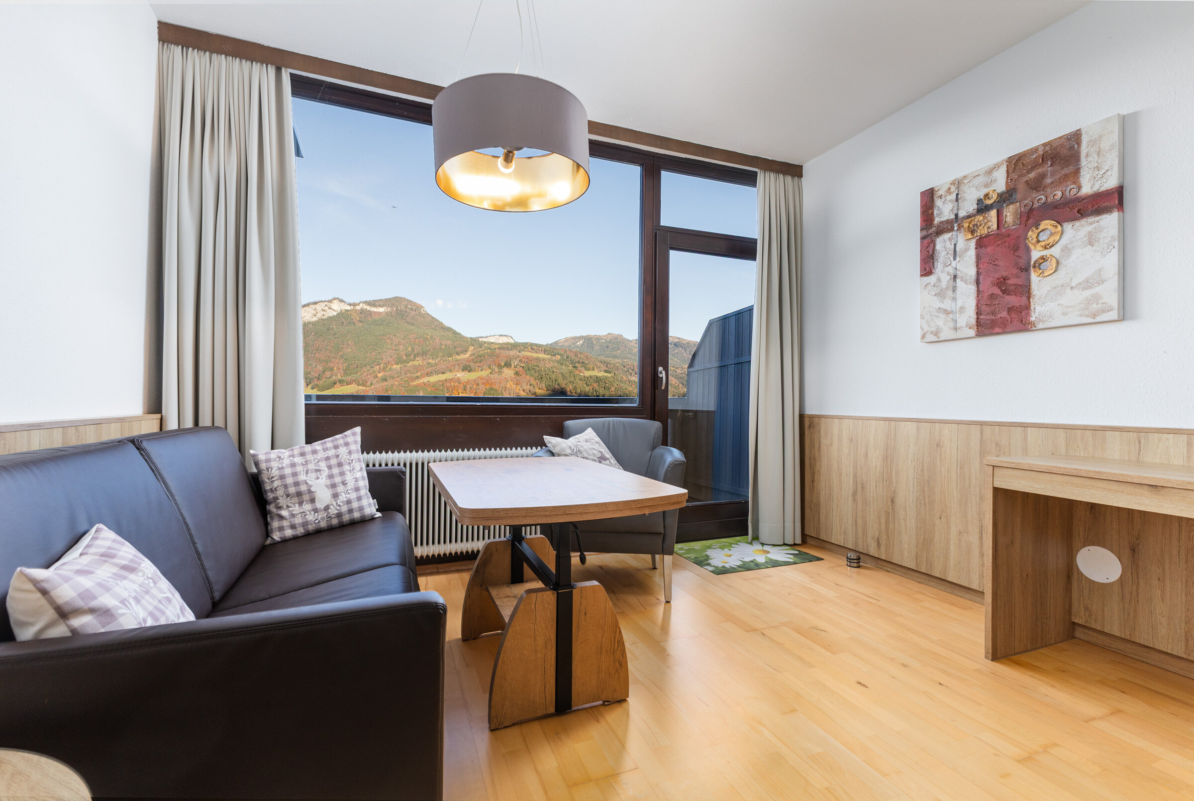 Wohnzimmer mit Bergblick