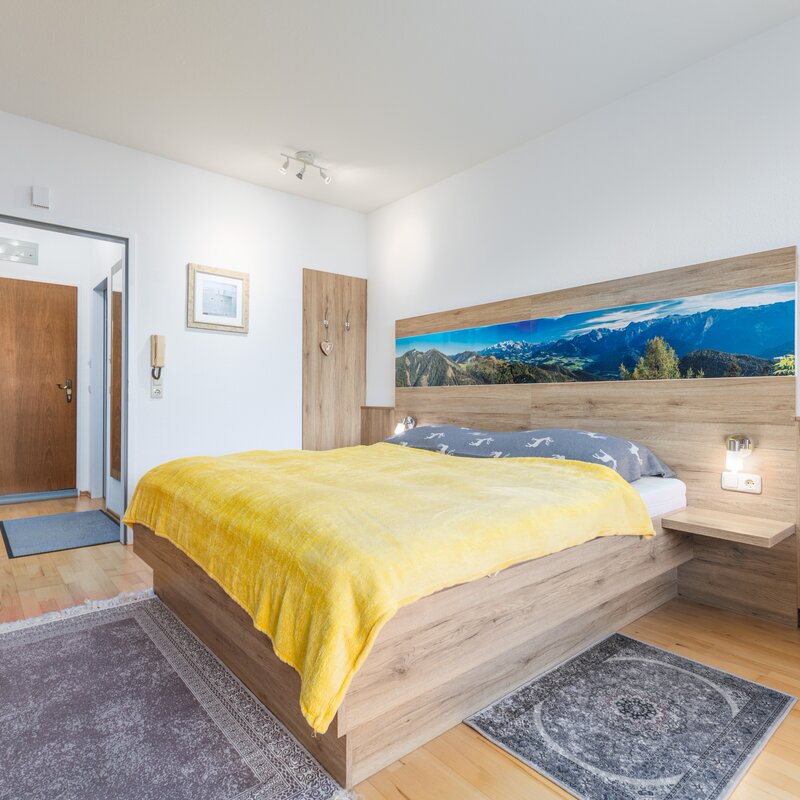 Helles Schlafzimmer mit gemütlichem Doppelbett