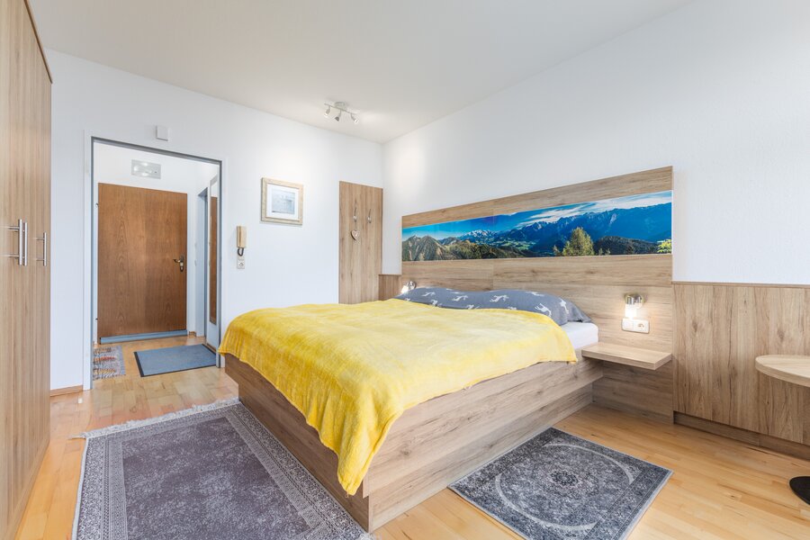 Helles Schlafzimmer mit gemütlichem Doppelbett