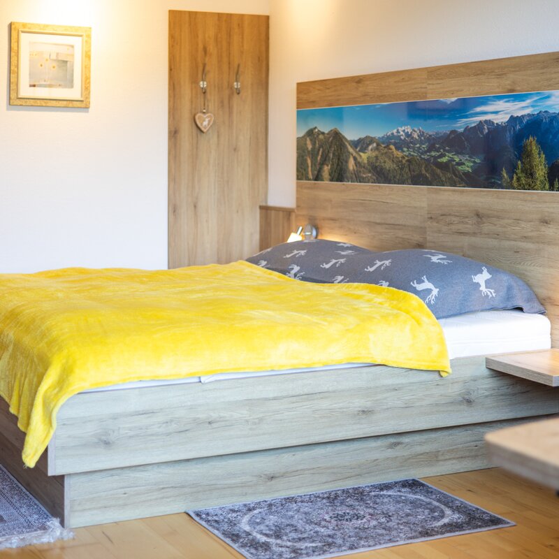 Schlafzimmer mit Doppelbett