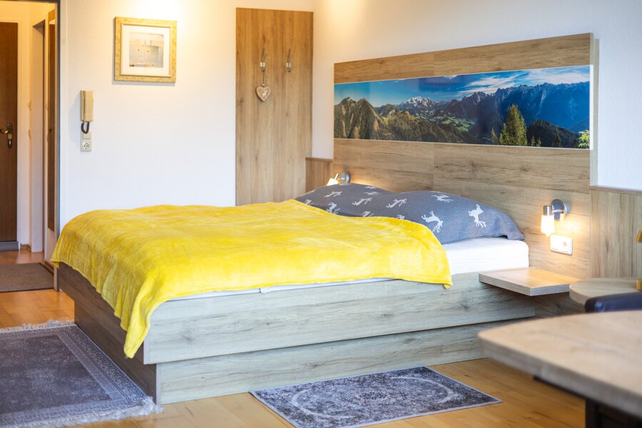 Schlafzimmer mit Doppelbett