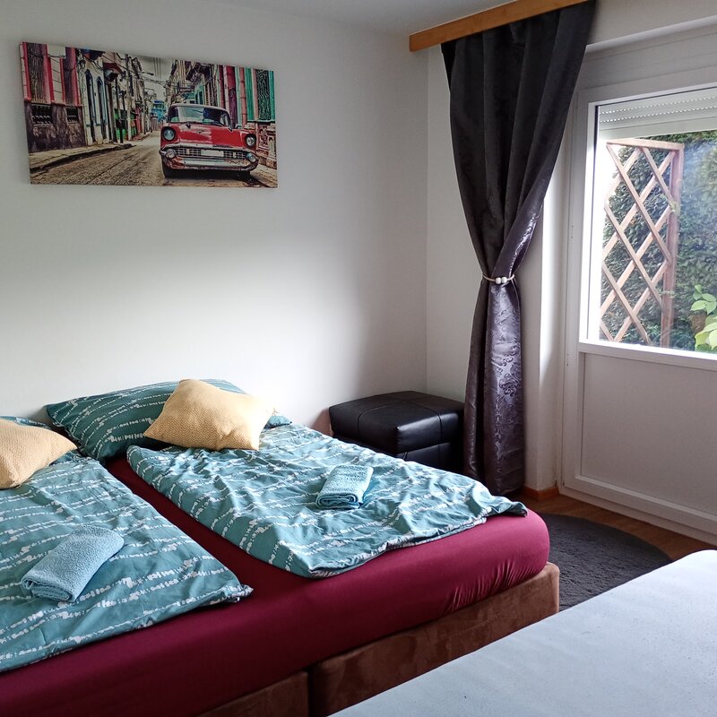 Helles Schlafzimmer im 2-Zimmer-Appartement mit Gartenzugang – Kurzzeitmiete & Wohnen auf Zeit für 1 bis 6 Monate in Faak am See
