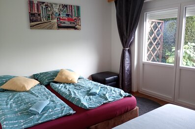 Helles Schlafzimmer im 2-Zimmer-Appartement mit Gartenzugang – Kurzzeitmiete & Wohnen auf Zeit für 1 bis 6 Monate in Faak am See