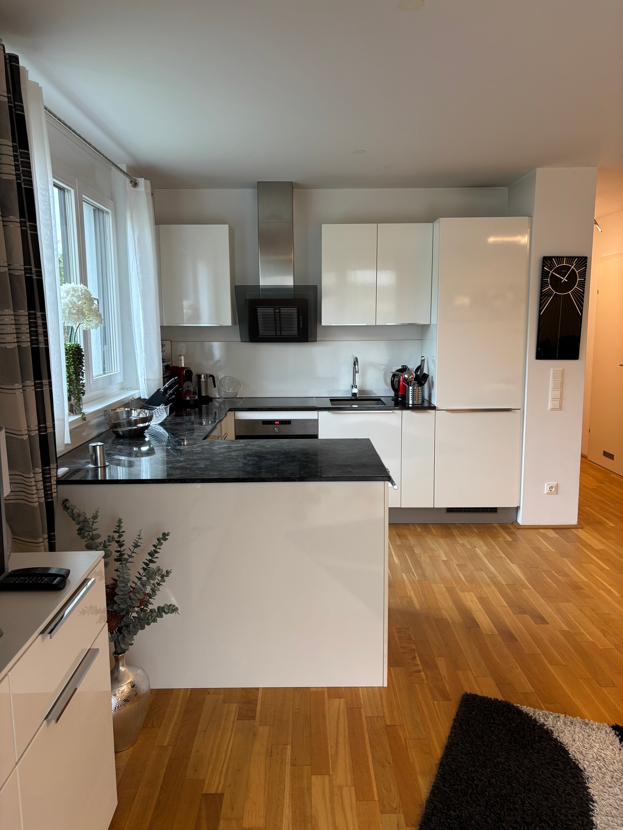 Küche mit Kühl-Gefrierschrank, Backofen und Induktionsherd | © Verena Bauer