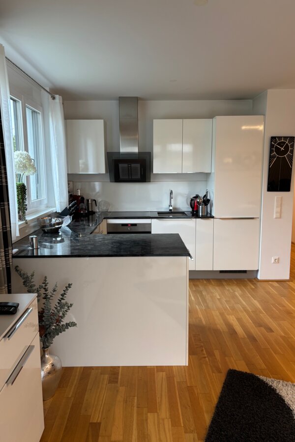 Küche mit Kühl-Gefrierschrank, Backofen und Induktionsherd | © Verena Bauer