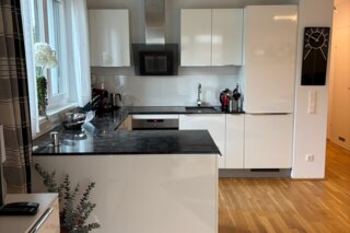 Küche mit Kühl-Gefrierschrank, Backofen und Induktionsherd | © Verena Bauer