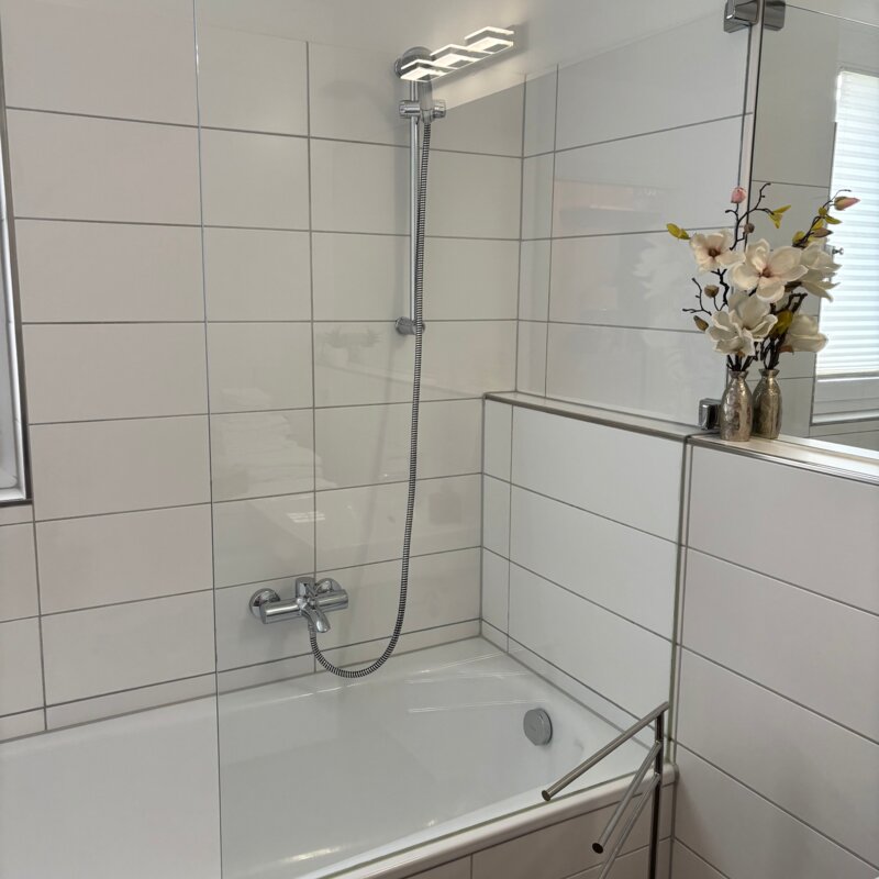 Bad mit Badewanne inkl. Dusche | © Verena Bauer