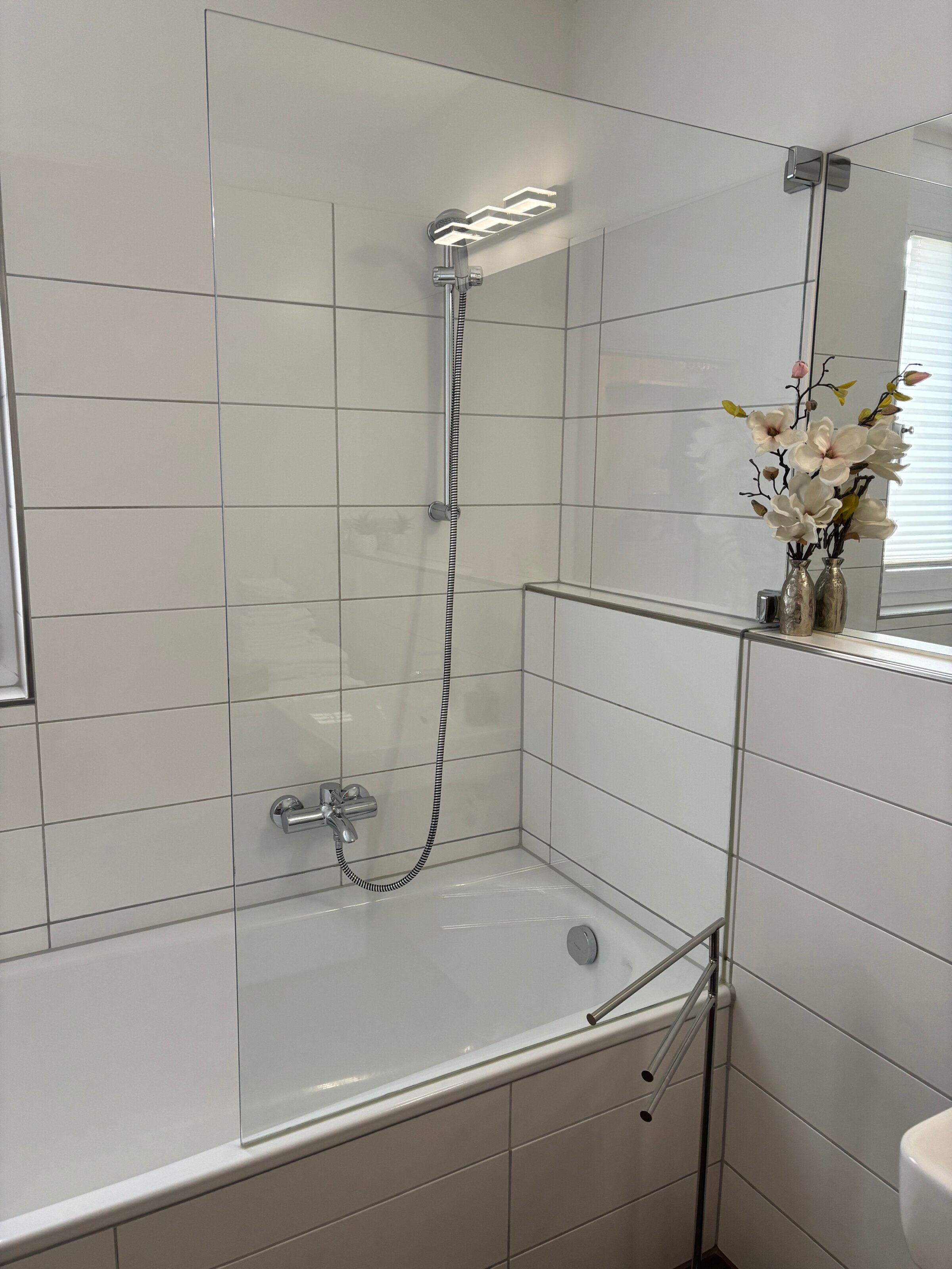 Bad mit Badewanne inkl. Dusche | © Verena Bauer