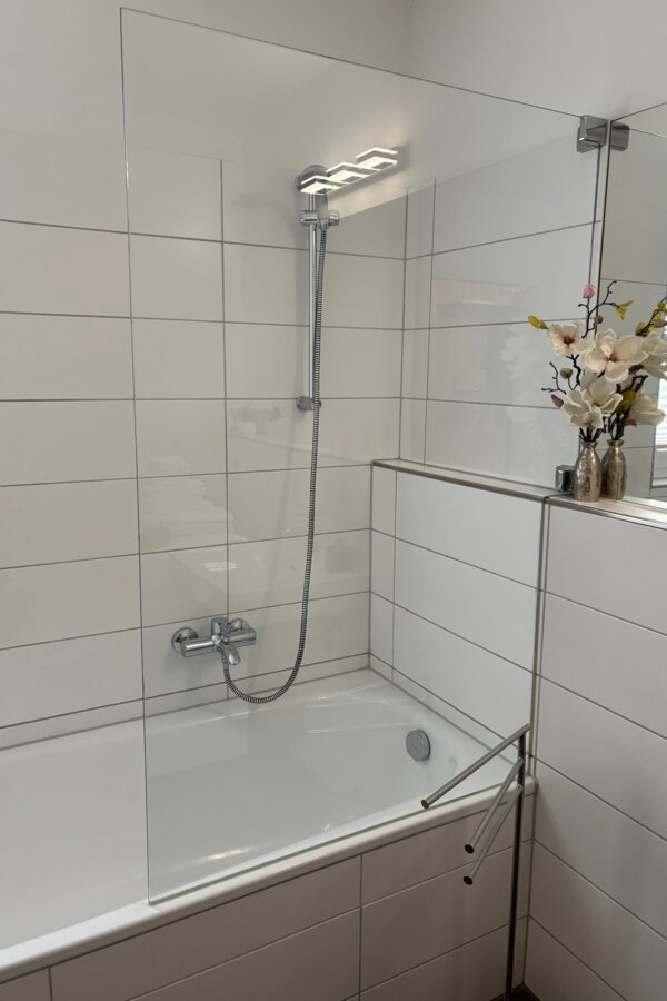 Bad mit Badewanne inkl. Dusche | © Verena Bauer