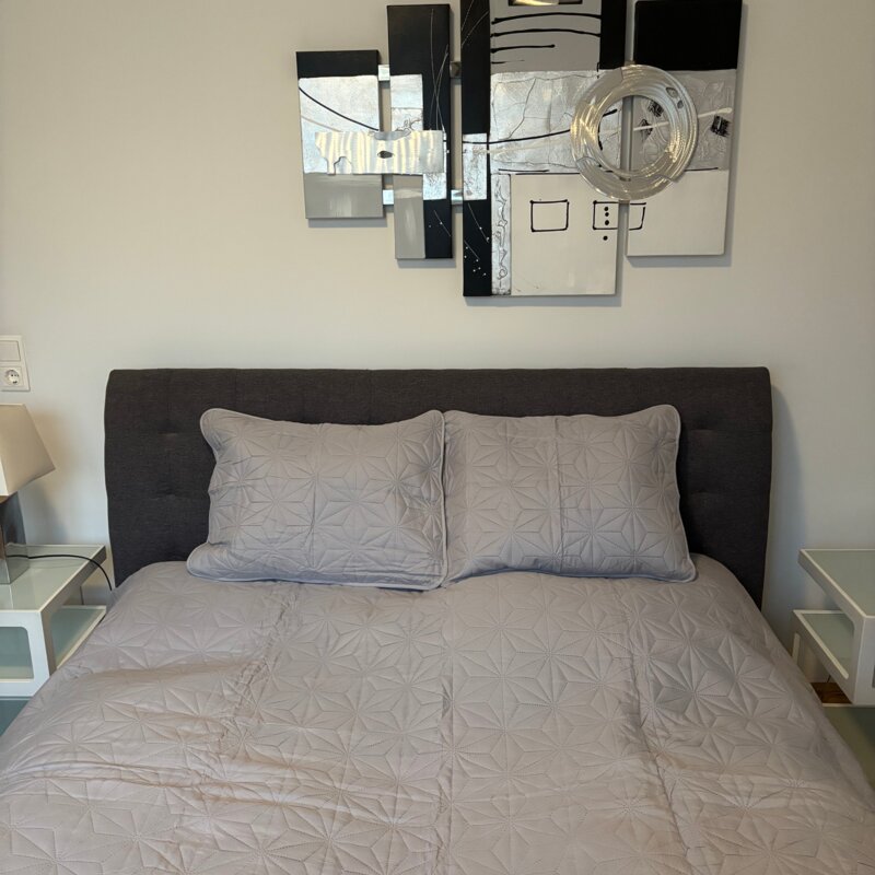 Bett mit 2 Nachtkästchen und Lampe | © Verena Bauer