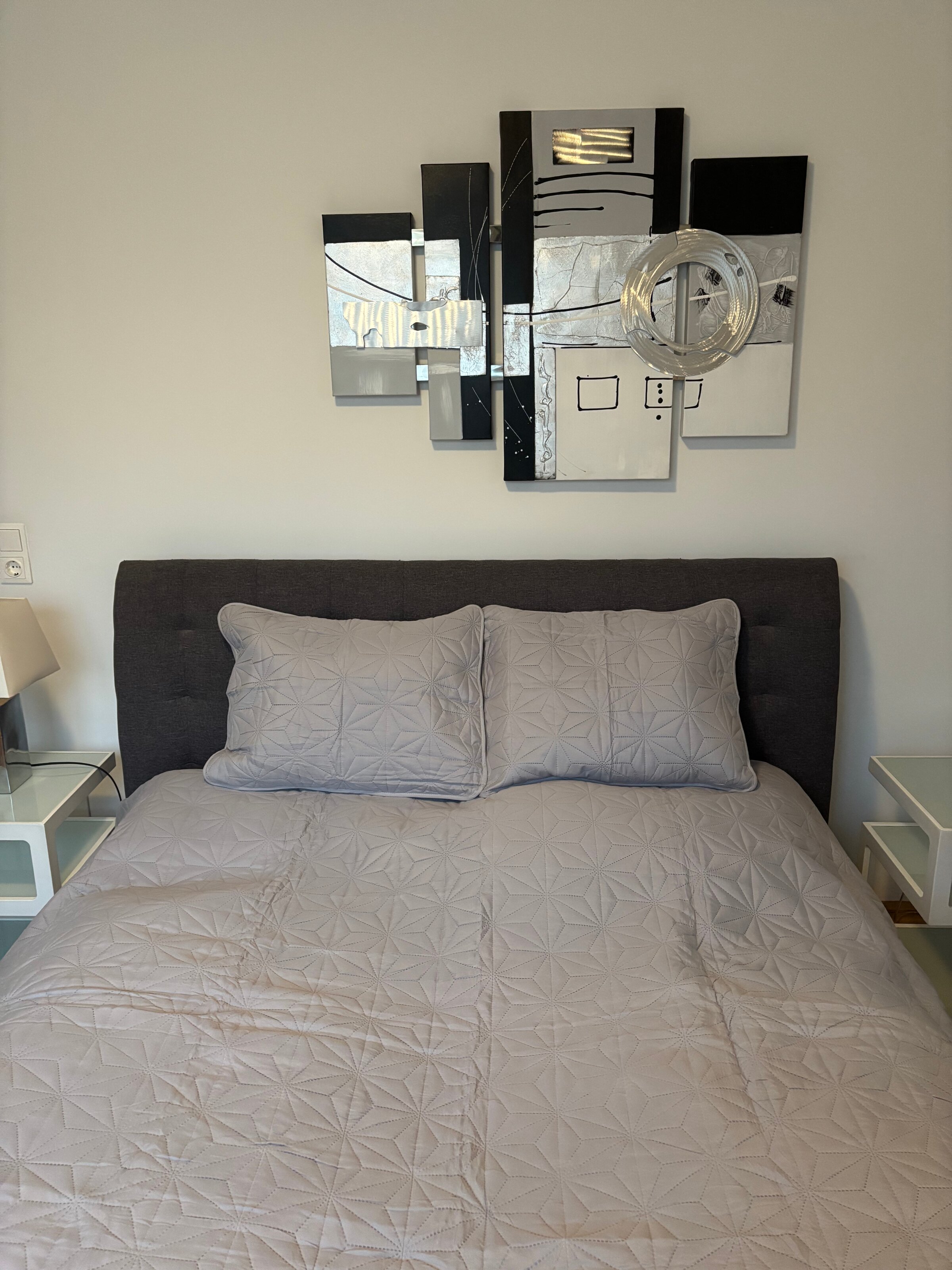 Bett mit 2 Nachtkästchen und Lampe | © Verena Bauer