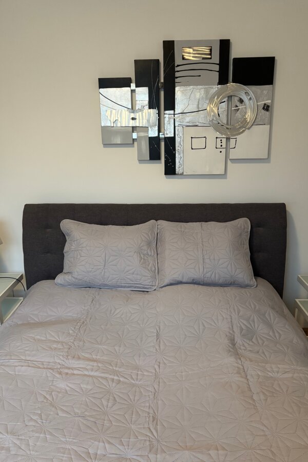 Bett mit 2 Nachtkästchen und Lampe | © Verena Bauer