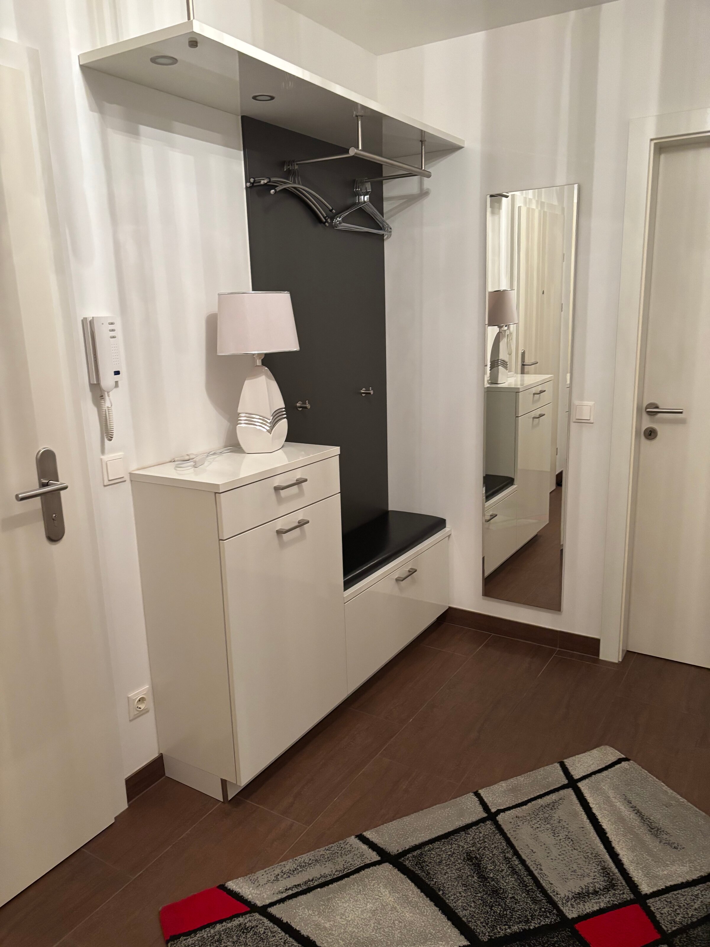 Garderobe mit Spiegel | © Verena Bauer