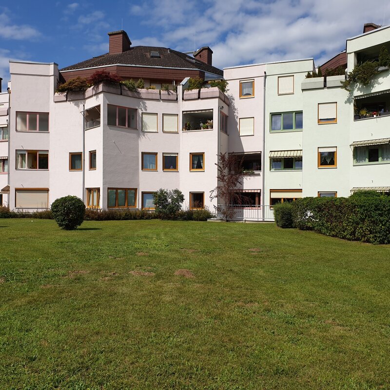 Großartiger Ausblick von der Erdgeschoß Wohnung von Loggia auf grüne Wiese der ruhigen Wohnanlage