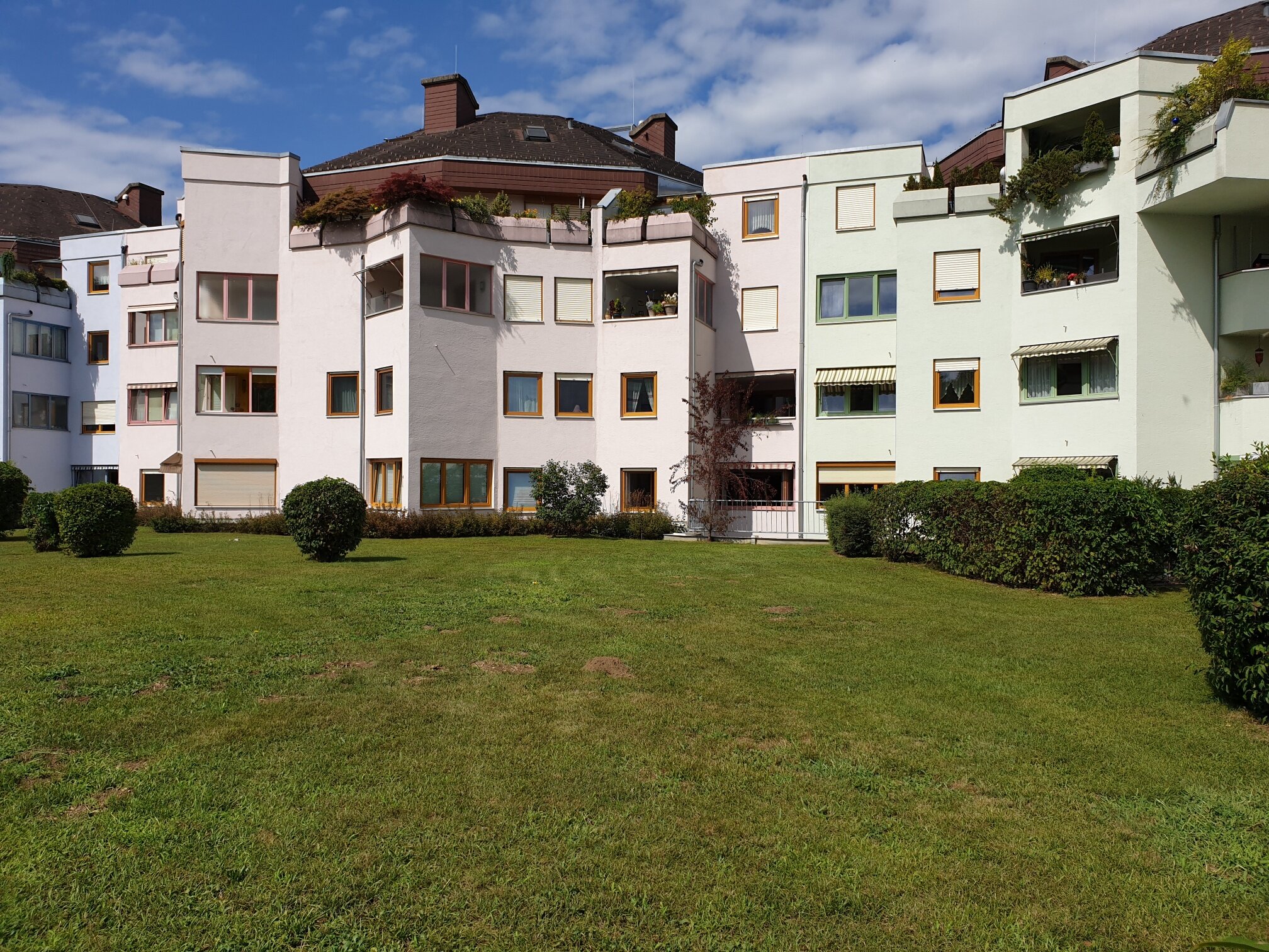 Großartiger Ausblick von der Erdgeschoß Wohnung von Loggia auf grüne Wiese der ruhigen Wohnanlage
