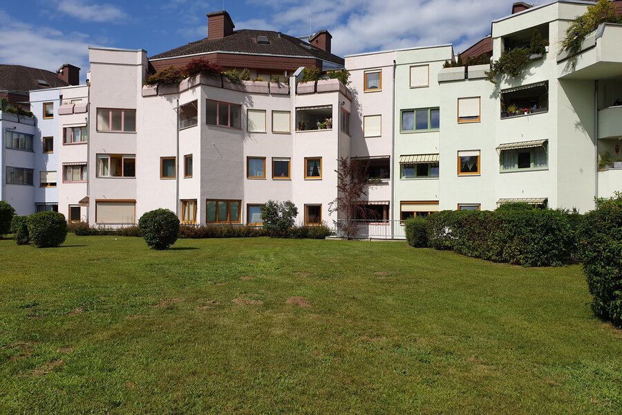 Großartiger Ausblick von der Erdgeschoß Wohnung von Loggia auf grüne Wiese der ruhigen Wohnanlage