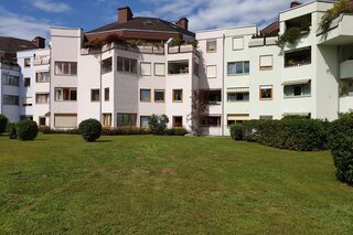 Großartiger Ausblick von der Erdgeschoß Wohnung von Loggia auf grüne Wiese der ruhigen Wohnanlage