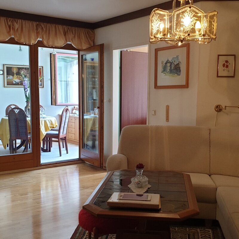 Wohnhzimmer mit Blick auf Loggia