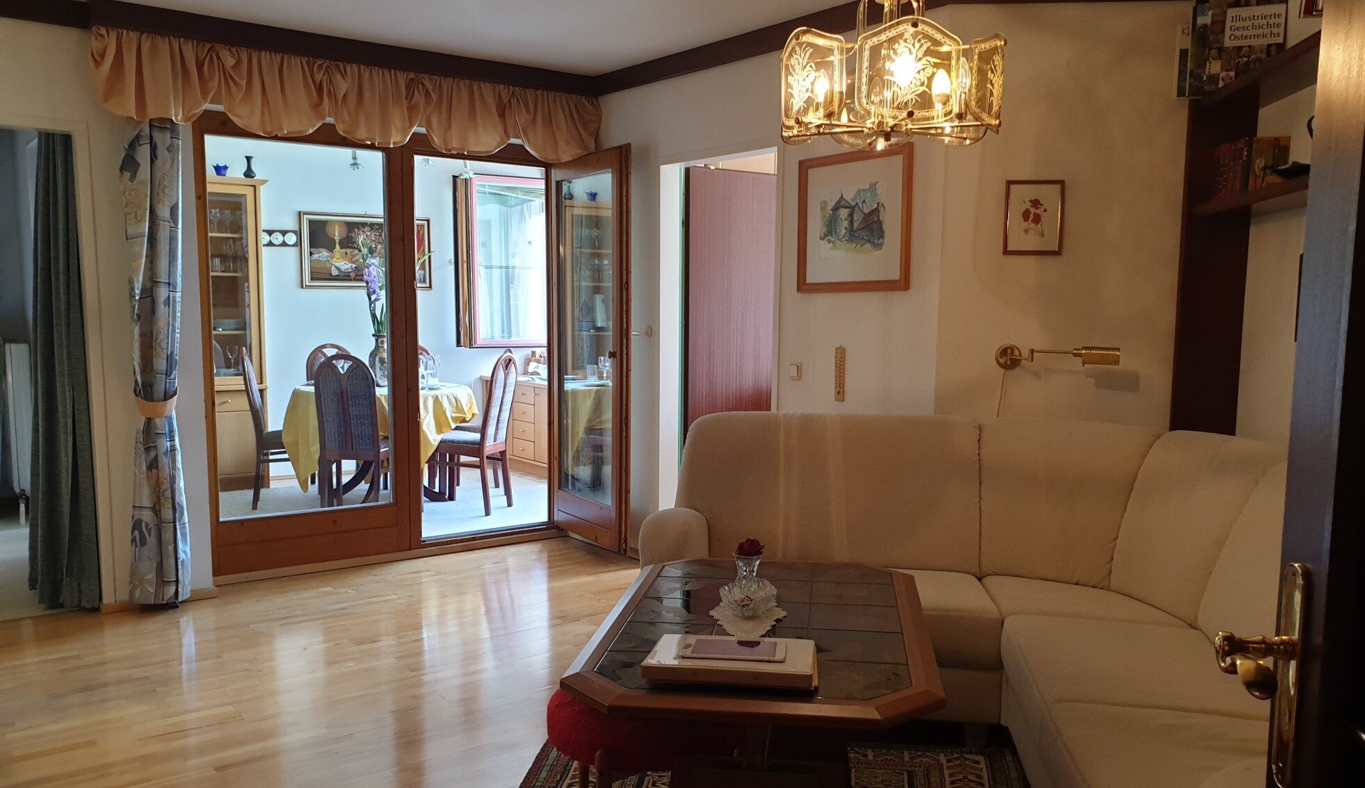 Wohnhzimmer mit Blick auf Loggia