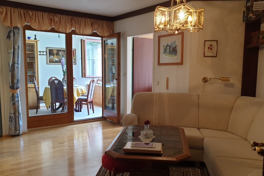 Wohnhzimmer mit Blick auf Loggia
