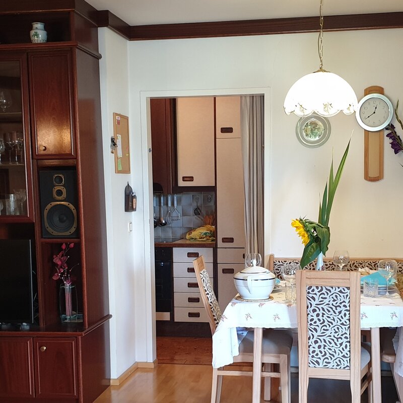 Wohnhzimmer mit Blick auf Küche