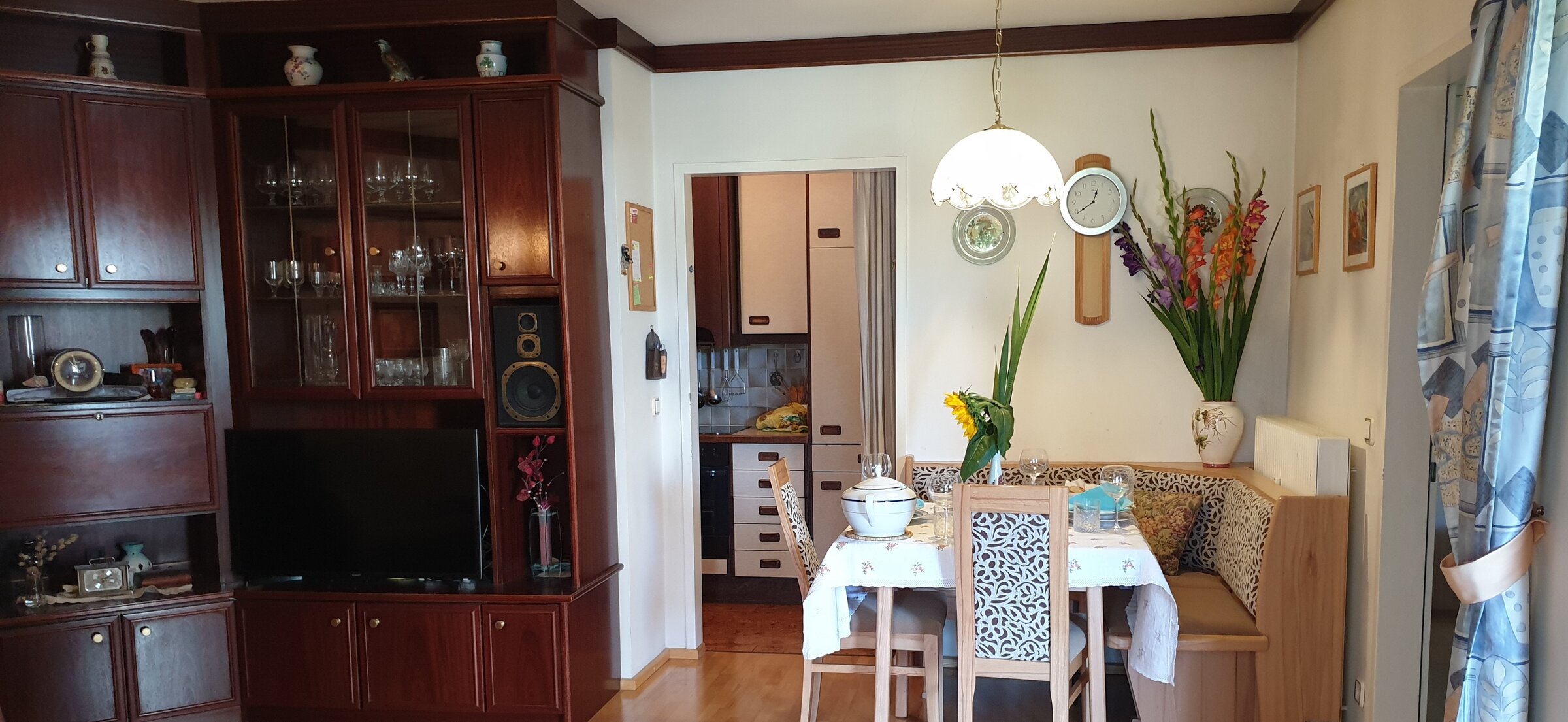 Wohnhzimmer mit Blick auf Küche