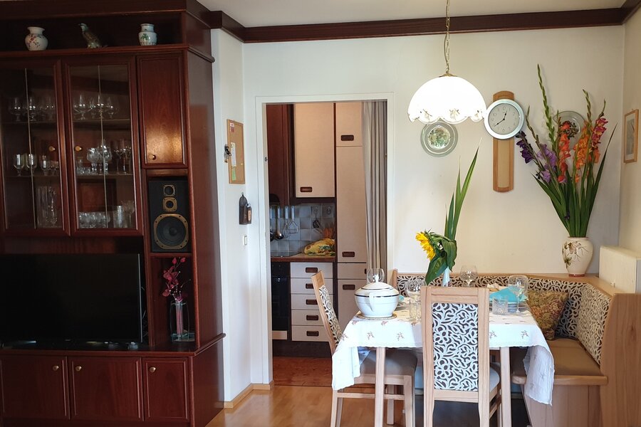 Wohnhzimmer mit Blick auf Küche