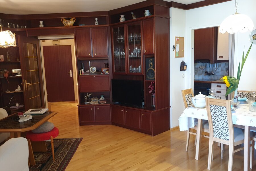 Wohnzimmer mit Blick zum Vorzimmer