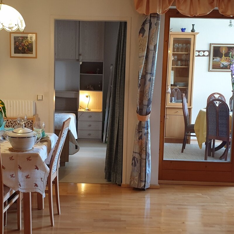 Wohnhzimmer mit Blick auf Schlafzimmer